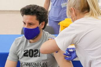 Počela imunizacija novinara, Abazović primio vakcinu AstraZeneka Počela imunizacija novinara, Abazović primio vakcinu AstraZeneka