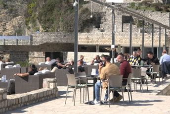 Otvorene bašte kafića i u Ulcinju: Ugostitelji traže da se svrstaju u prioritetnu grupu za vakcinaciju Otvorene bašte kafića i u Ulcinju: Ugostitelji traže da se svrstaju u prioritetnu grupu za vakcinaciju