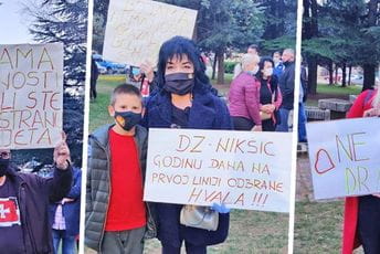 I noćas protest zbog smjene doktorice Adžić: Ovo je politički revanšizam I noćas protest zbog smjene doktorice Adžić: Ovo je politički revanšizam