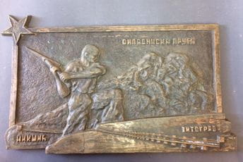 Umjetnik Đuro Beli Prijić poklonio Narodnom muzeju reljef u bronzi Umjetnik Đuro Beli Prijić poklonio Narodnom muzeju reljef u bronzi