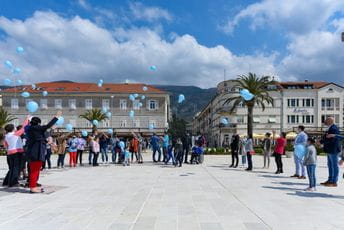 Baloni i osmijesi u Tivtu obilježili Svjetski dan autizma Baloni i osmijesi u Tivtu obilježili Svjetski dan autizma