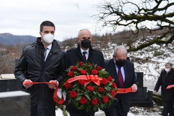 Delegacija Prijestonice Cetinje položila vijenac na grob Žarka Marinovića Delegacija Prijestonice Cetinje položila vijenac na grob Žarka Marinovića