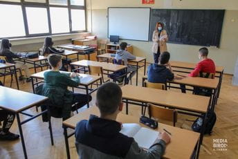Dvije sedmice pred početak školske godine svi zbunjeni