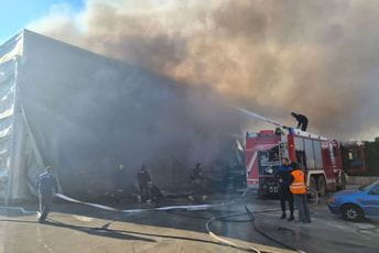 Ugašen veliki požar u magacinu kompanije Femić u barskom Polju, pričinjena ogromna šteta Ugašen veliki požar u magacinu kompanije Femić u barskom Polju, pričinjena ogromna šteta
