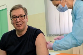Vučić vakcinisan: Nijesam ni ośetio! (VIDEO) Vučić vakcinisan: Nijesam ni ośetio! (VIDEO)
