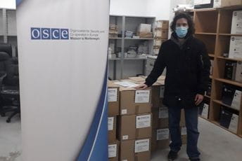 Misija OEBS-a u Crnoj Gori obezbijedila jakne i prsluke za novinare Nikola Boljević pored donirane opreme