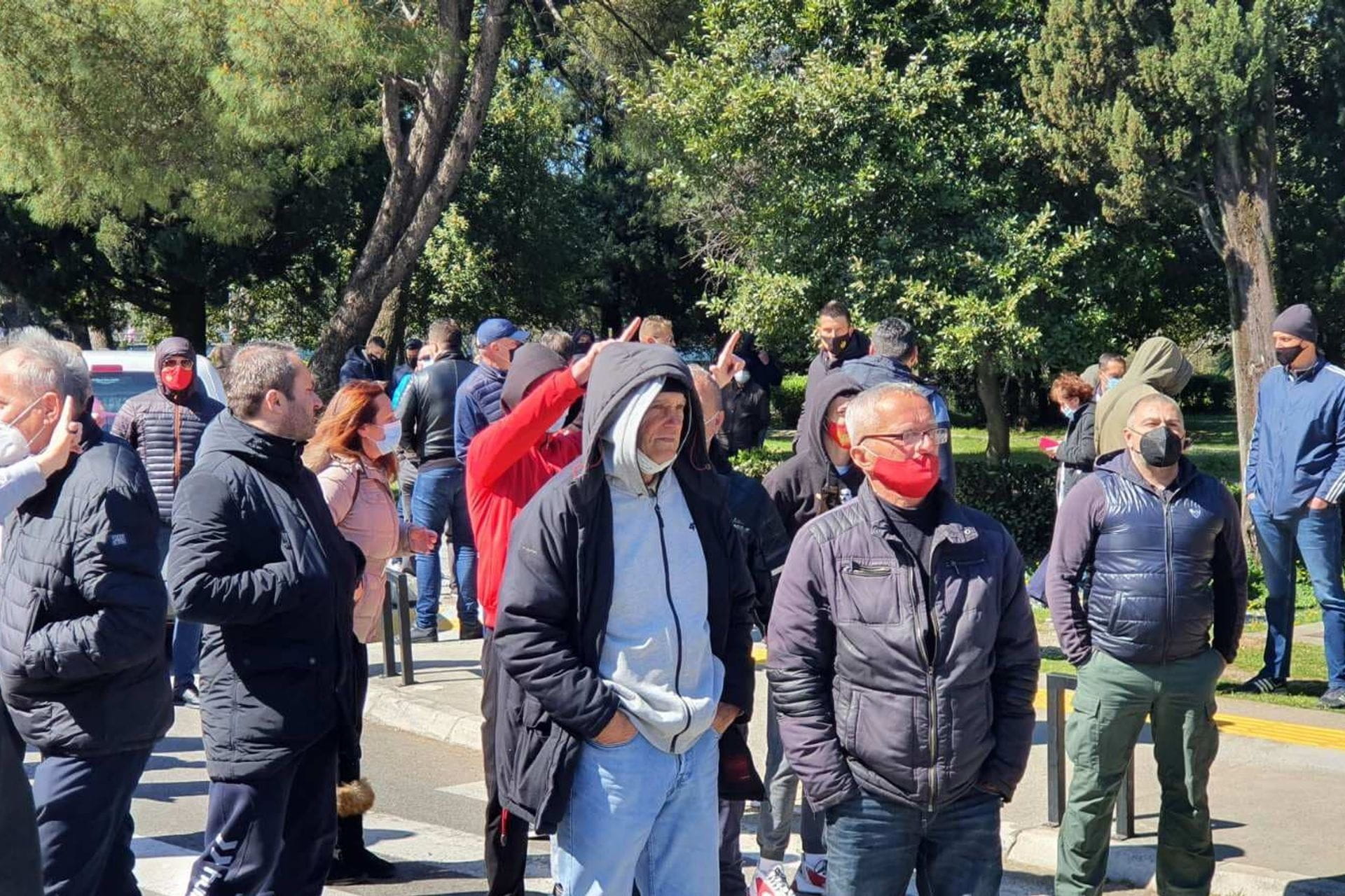 Fotografija 3: Pristalice PKS-a: "Sa Lovćena vila kliče - Oj Dritane izdajniče"