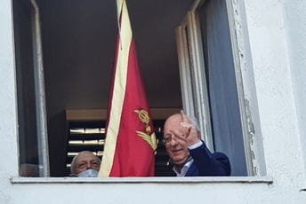 Hodžić pozdravlja okupljene sa crnogorskom zastavom Hodžić pozdravlja okupljene sa crnogorskom zastavom