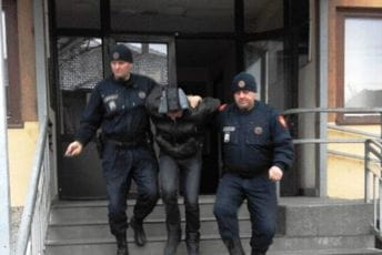 Za ubistvo oca tri godine Za ubistvo oca tri godine