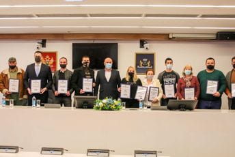 Carević uručio zahvalnice donatorima Narodne kuhinje Budva "Dolazi vrijeme kada će solidarnost biti naša najveća vrlina" Carević uručio zahvalnice donatorima Narodne kuhinje Budva "Dolazi vrijeme kada će solidarnost biti naša najveća vrlina"