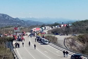 Nikšićani čekaju tri dana, onda radikalizuju proteste Nikšićani čekaju tri dana, onda radikalizuju proteste