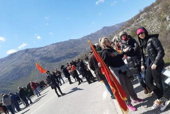 Završena blokada u Bogetićima: Poručili premijeru da dok ne povuče odluku neće ulaziti u kuće Završena blokada u Bogetićima: Poručili premijeru da dok ne povuče odluku neće ulaziti u kuće