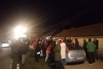 Nekoliko desetina Nikšićana okupilo se ispred Centra bezbjednosti Nekoliko desetina Nikšićana okupilo se ispred Centra bezbjednosti