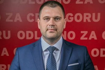 Anđušić: Vlada i generalna sekretarka da objasne javnosti otpuštanje vozača zbog političkih uvjerenja Anđušić: Vlada i generalna sekretarka da objasne javnosti otpuštanje vozača zbog političkih uvjerenja