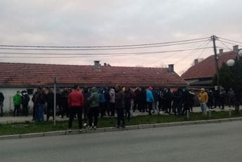 Završen protest ispred CB Nikšić, građani revoltirani zbog kazni tokom protesta na Bogetićima Završen protest ispred CB Nikšić, građani revoltirani zbog kazni tokom protesta na Bogetićima