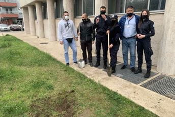 Policija zasadila stabla na više lokacija Policija zasadila stabla na više lokacija