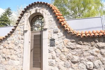 Nova.rs: Nikola Peković Karićima prodaje nekadašnju Miloševićevu vilu u BG Nova.rs: Nikola Peković Karićima prodaje nekadašnju Miloševićevu vilu u BG