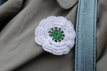 Doćerali cara do duvara Heklani cvijet Srebrenice simbol je sjećanja na žrtve i poruka nade i solidarnosti