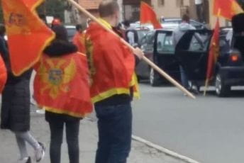 Policija u Pljevljima prvo popisivala učesnike auto kolone, pa ih pustila da voze Policija u Pljevljima prvo popisivala učesnike auto kolone, pa ih pustila da voze