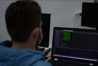 Najbolju nadogradnju igrice PACMAN realizovali studenti Elektrotehničkog fakulteta UCG Najbolju nadogradnju igrice PACMAN realizovali studenti Elektrotehničkog fakulteta UCG