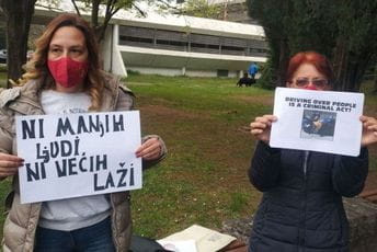 "Demokratija u Crnoj Gori odumire": Grupa građana ispred stare Vlade "Demokratija u Crnoj Gori odumire": Grupa građana ispred stare Vlade