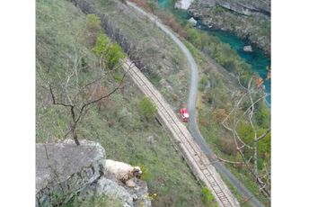 Vatrogasci spasili ovcu koja je bila zaglavljena između stijena Vatrogasci spasili ovcu koja je bila zaglavljena između stijena