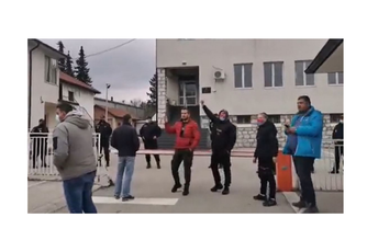 Protest ispred pljevaljske policije zbog imenovanja Đurđevića za načelnika Protest ispred pljevaljske policije zbog imenovanja Đurđevića za načelnika