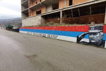 U Foči oslikan novi mural s likom Ratka Mladića U Foči oslikan novi mural s likom Ratka Mladića