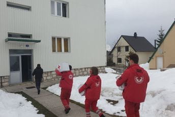 Crveni krst podijelio pomoć stanovništvu na Žabljaku, u Rožajama i Golubovcima Crveni krst podijelio pomoć stanovništvu na Žabljaku, u Rožajama i Golubovcima