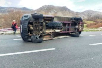 Saobraćajna nezgoda na putu Cetinje - Budva: Prevrnuo se kamion Saobraćajna nezgoda na putu Cetinje - Budva: Prevrnuo se kamion