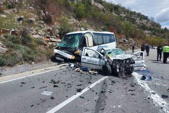 U sudaru autobusa i automobila na putu Podgorica - Cetinje poginula jedna osoba Sa mjesta saobraćajne nesreće