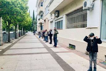 Grupa građana ispred Vlade: Oni prave bruku, mi ćemo buku Grupa građana ispred Vlade: Oni prave bruku, mi ćemo buku