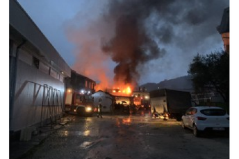 Ulcinj: Požar u fabrici namještaja (FOTO) Ulcinj: Požar u fabrici namještaja (FOTO)
