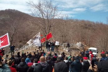 Bijeli teror se ne zaboravlja: Građani okupljeni kod kuće Petra Zvicera Bijeli teror se ne zaboravlja: Građani okupljeni kod kuće Petra Zvicera