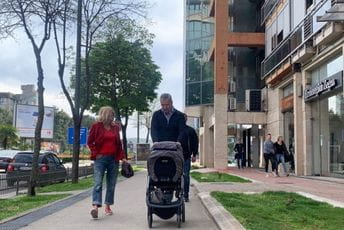 Predsjednik i prva dama u šetnji sa unukom Predsjednik i prva dama u šetnji sa unukom