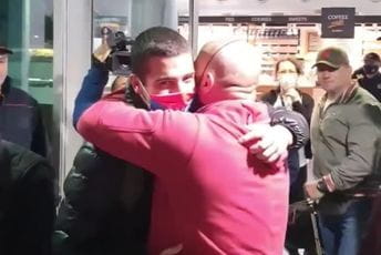 Na aerodromu u PG kao u Beogradu: Liješević ogrnut zastavom Srbije slavi sa navijačima Na aerodromu u PG kao u Beogradu: Liješević ogrnut zastavom Srbije slavi sa navijačima