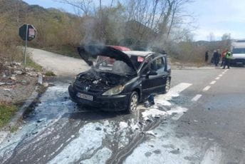 Izgorio automobil na putu Podgorica - Cetinje Izgorio automobil na putu Podgorica - Cetinje