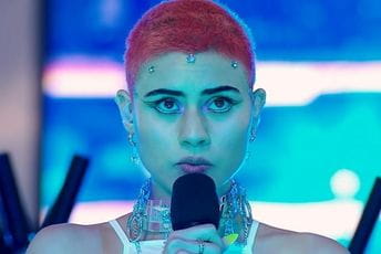 Pjevačici zbog korone onemogućen put na Evroviziju, takmičiće se od kuće Pjevačici zbog korone onemogućen put na Evroviziju, takmičiće se od kuće