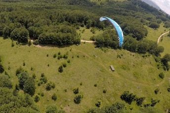 Potraga za nestalim paraglajderistima obustavljena zbog lošeg vremena, nastavlja se sjutra