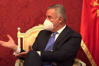 Đukanović primio akreditivna pisma novoimenovanih ambasadora Đukanović primio akreditivna pisma novoimenovanih ambasadora