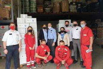 Donirali hranu i pakete za bebe Donirali hranu i pakete za bebe