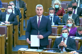 Brajović: Jeste li vi jedan od onih koji su čestitali Leposaviću? Krivokapić: Vi me stavljate na krst pa me još i bodete Brajović: Jeste li vi jedan od onih koji su čestitali Leposaviću? Krivokapić: Vi me stavljate na krst pa me još i bodete