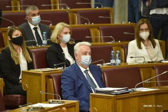 Krivokapić odgovara na pitanja poslaničkih klubova Krivokapić odgovara na pitanja poslaničkih klubova