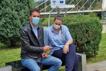 Pametne klupe postavljene u Podgoričkom parku i Centralnom parku na Pobrežju Pametne klupe postavljene u Podgoričkom parku i Centralnom parku na Pobrežju