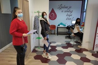 Učenici Ekonomske škole"Mirko Vešović" dali krv Učenici Ekonomske škole"Mirko Vešović" dali krv