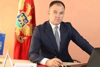 Mitrović: Spajić stopirao usluge Dnevnog centra za stare, ukinuo im pravo na topli obrok Mitrović: Spajić stopirao usluge Dnevnog centra za stare, ukinuo im pravo na topli obrok