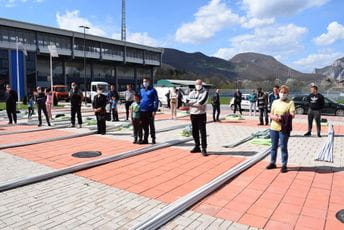 Stijović podijelio 100 plastenika poljoprivrednim proizvođačima sa teritorije opštine Berane Stijović podijelio 100 plastenika poljoprivrednim proizvođačima sa teritorije opštine Berane