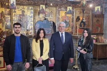 Mandić sa porodicom prisustvovao liturgiji u manastiru Morača Mandić sa porodicom prisustvovao liturgiji u manastiru Morača