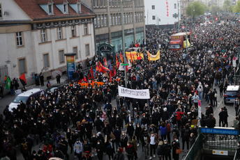 Povrijeđeno više od 50 policajaca, 250 osoba privedeno Povrijeđeno više od 50 policajaca, 250 osoba privedeno