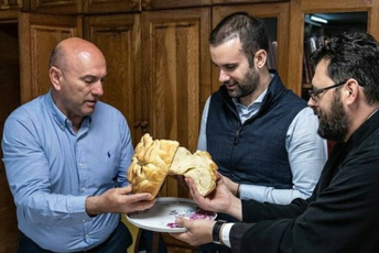 Spajić: Lomili smo vaskršnju pogaču u Budvi koja upravo doživljava turistički “vaskrs” Spajić: Lomili smo vaskršnju pogaču u Budvi koja upravo doživljava turistički “vaskrs”